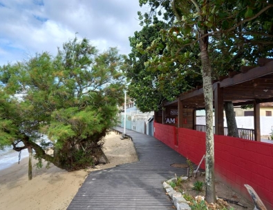 Lindo terreno na praia das Palmeiras no bairro Itaguaçu.