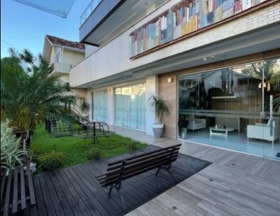 Apartamento de 2 dormitórios, sendo 1 suíe, sacada, churrasqueira, hobby box e garagem em Coqueiros.