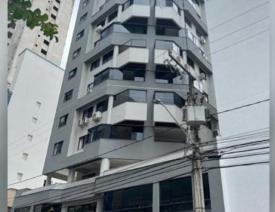 Apartamento com 3 dormitórios, sendo 1 suíte, sala ampla com  sacada,  churrasqueira e garagem livre