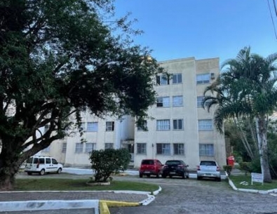 Apartamento reformado de 2 dormitórios com estacionamento em Coqueiros.