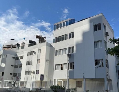 Apartamento com 2 dormitórios e garagem no Kobrasol.