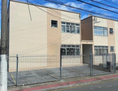 Apartamento com 2 dormitórios, reformado e garagem descoberta no Kobrasol.