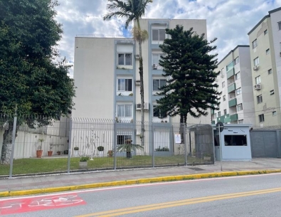 Apartamento de 2 dormitórios com sacada e garagem no Abraão.