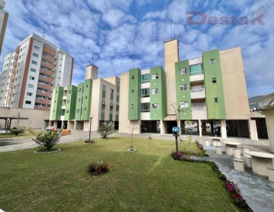 Apartamento de 2 dormitórios com sacada e garagem em Biguaçu.