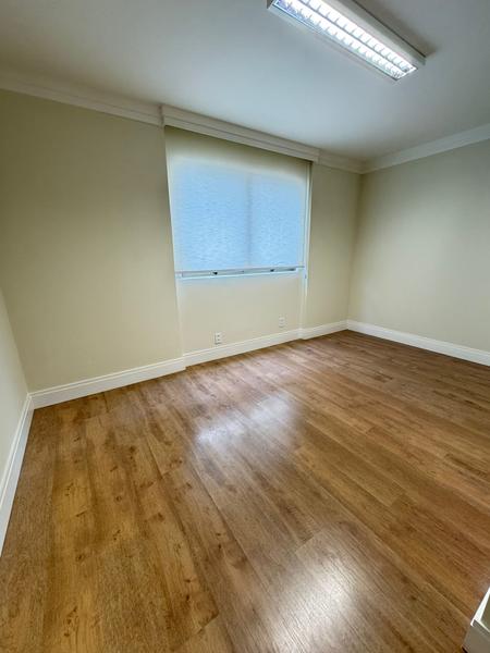 Sala comercial no Edifícil  Golden Tower no Centro de Florianópolis.
