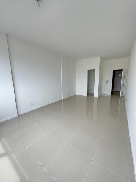 Excelente Sala Comercial em Capoeiras com garagem.