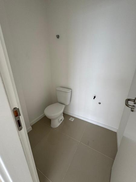 Excelente Sala Comercial em Capoeiras com garagem.