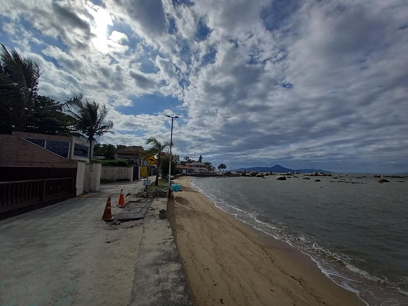 Lindo terreno na praia das Palmeiras no bairro Itaguaçu.