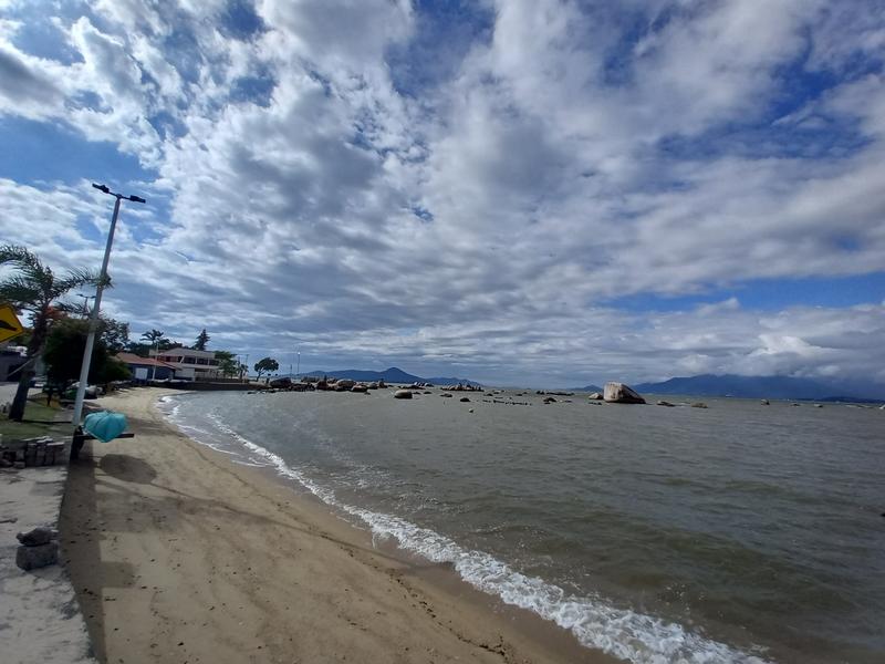 Lindo terreno na praia das Palmeiras no bairro Itaguaçu.