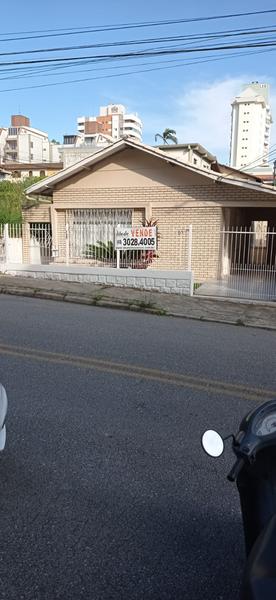 Casa com 2 dormitórios e terreno de 300m² no bairro Estreito.