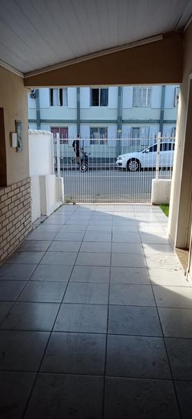 Casa com 2 dormitórios e terreno de 300m² no bairro Estreito.