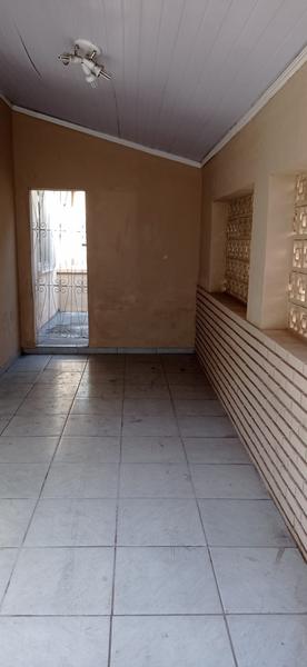 Casa com 2 dormitórios e terreno de 300m² no bairro Estreito.