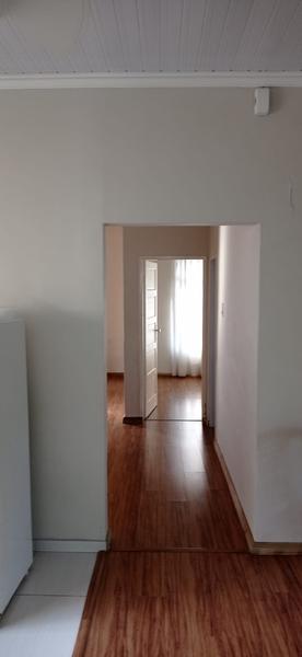 Casa com 2 dormitórios e terreno de 300m² no bairro Estreito.