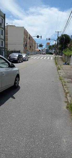 Casa com 2 dormitórios e terreno de 300m² no bairro Estreito.