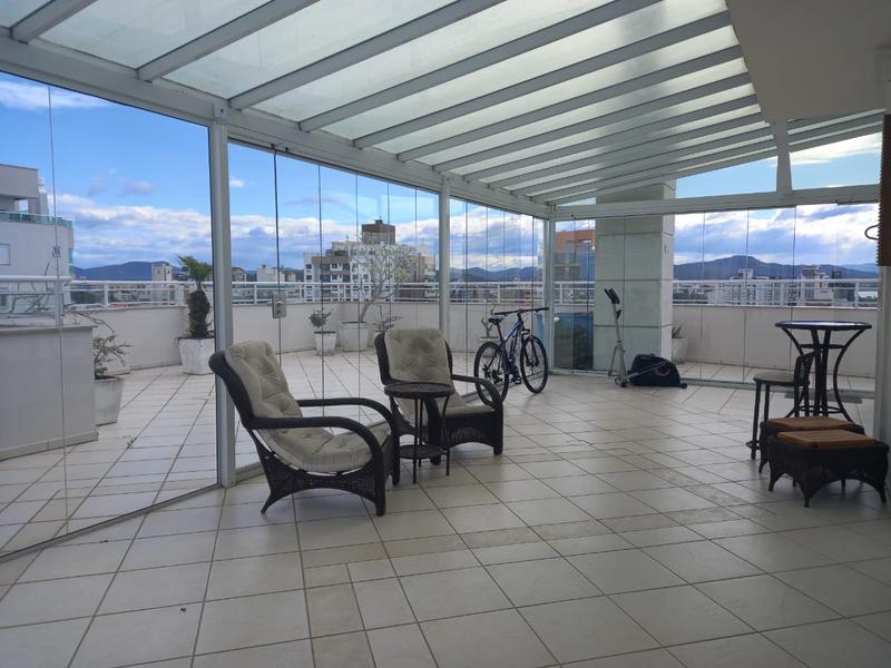 Cobertura com piscina e 4 vagas de garagem no Estreito.