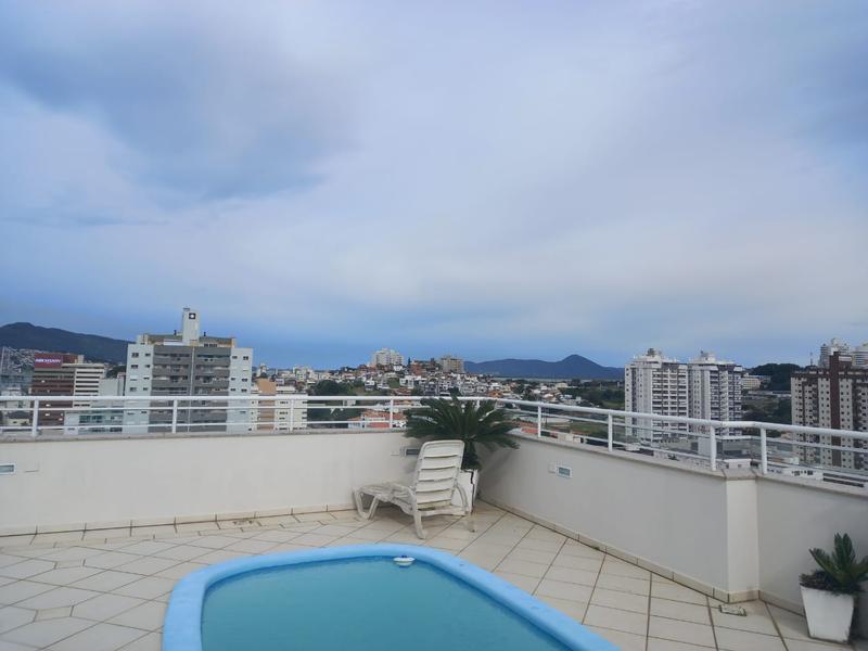 Cobertura com piscina e 4 vagas de garagem no Estreito.