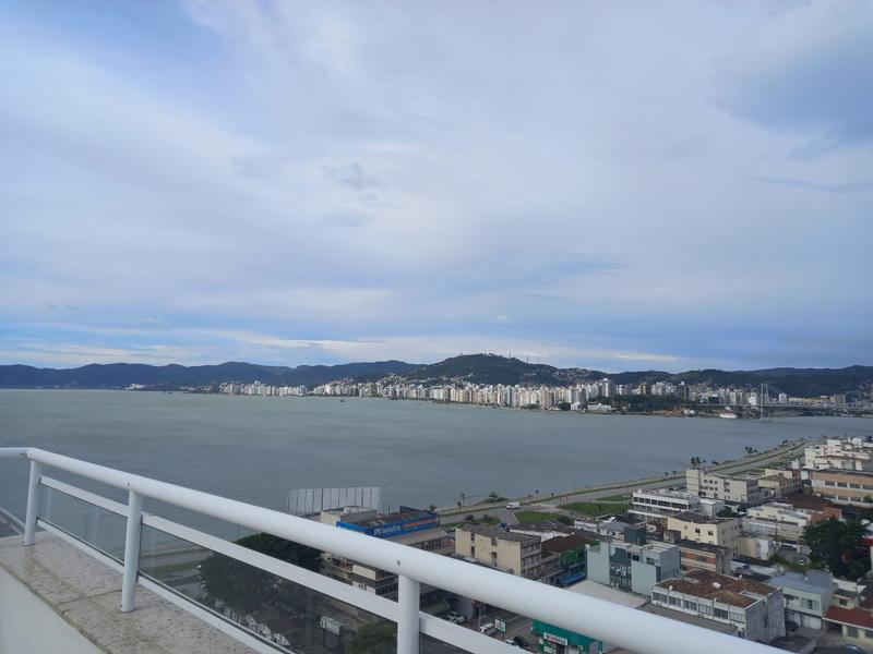 Cobertura com piscina e 4 vagas de garagem no Estreito.