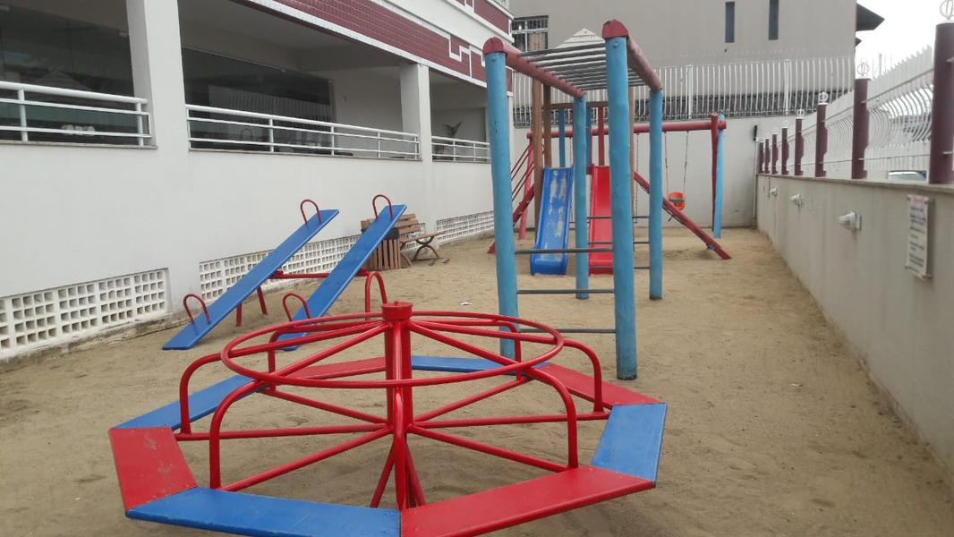 Cobertura com piscina e 4 vagas de garagem no Estreito.