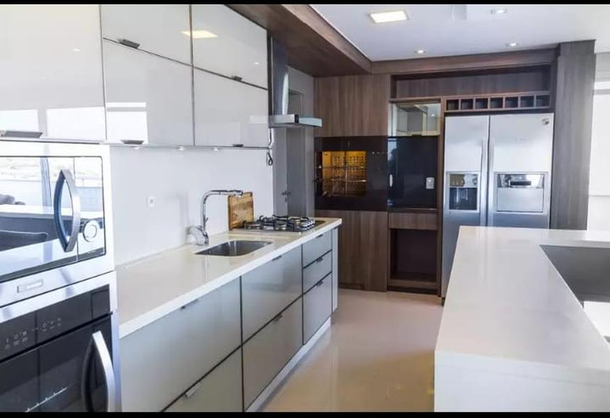 Cobertura plana com 3 garagens no Estreito.
