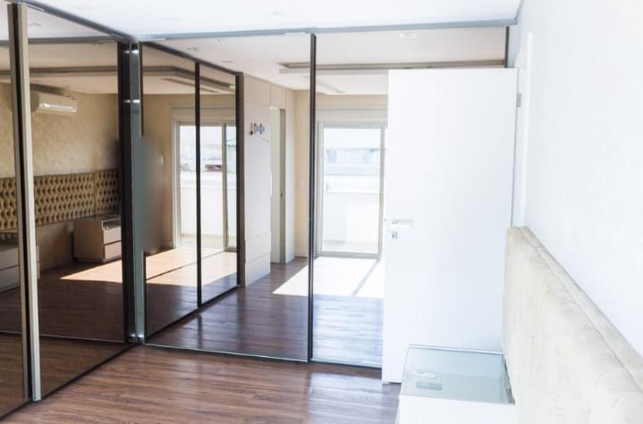 Cobertura plana com 3 garagens no Estreito.