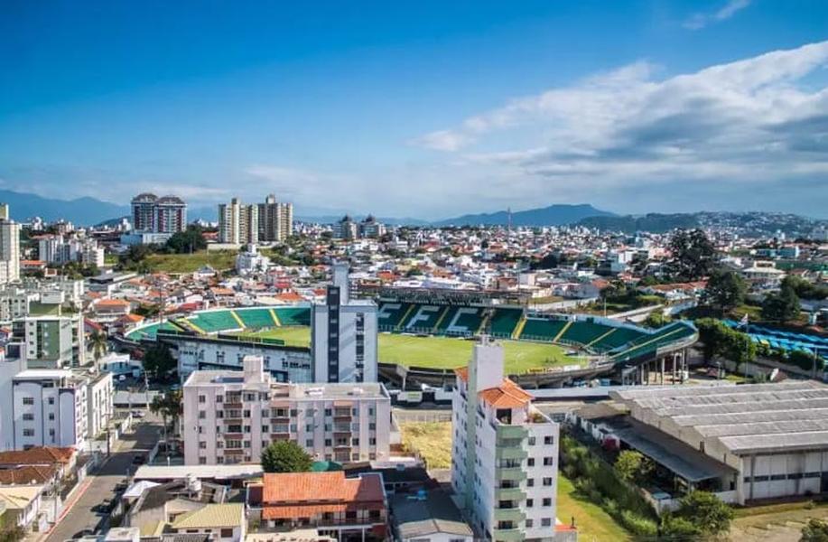 Cobertura plana com 3 garagens no Estreito.