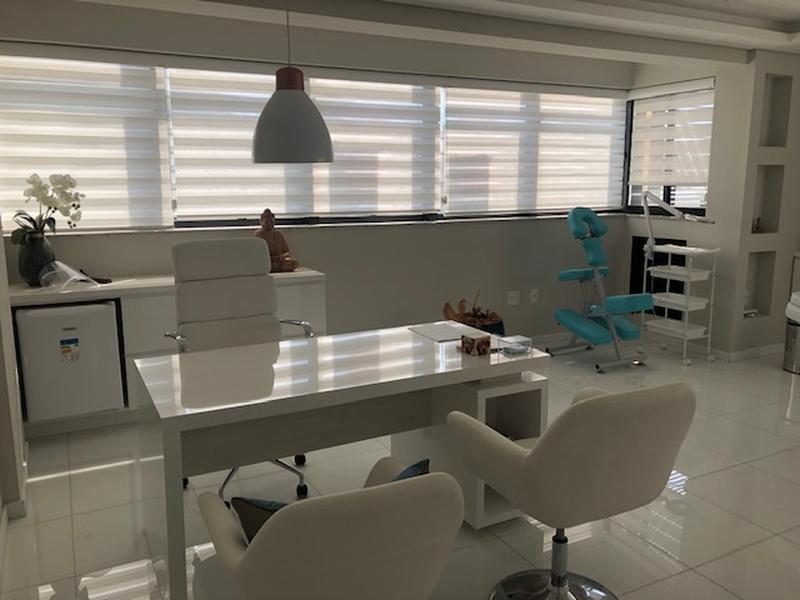 Sala comercial com garagem em Coqueiros.