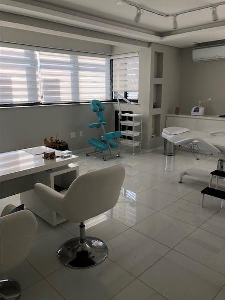 Sala comercial com garagem em Coqueiros.