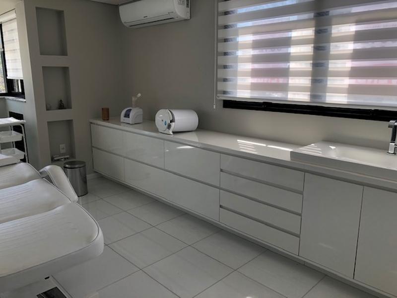 Sala comercial com garagem em Coqueiros.