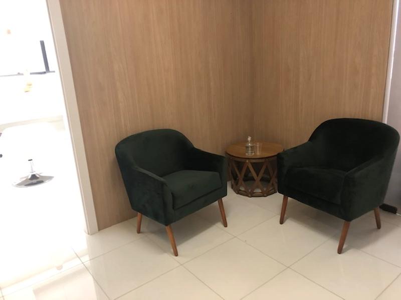 Sala comercial com garagem em Coqueiros.