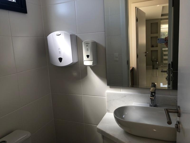 Sala comercial com garagem em Coqueiros.