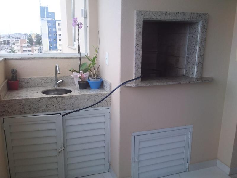Apartamento de 3 dormitórios ( suíte), sacada e 2 garagens no bairro Floresta.