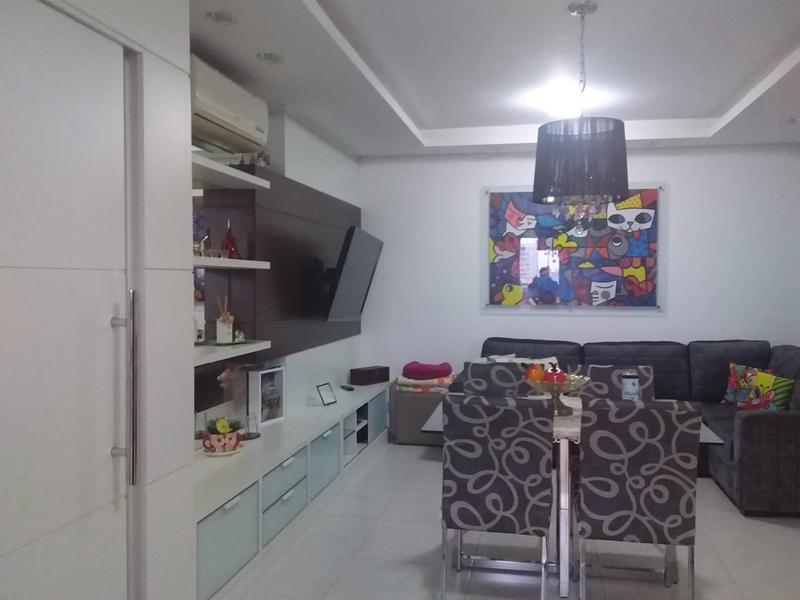 Apartamento de 3 dormitórios ( suíte), sacada e 2 garagens no bairro Floresta.