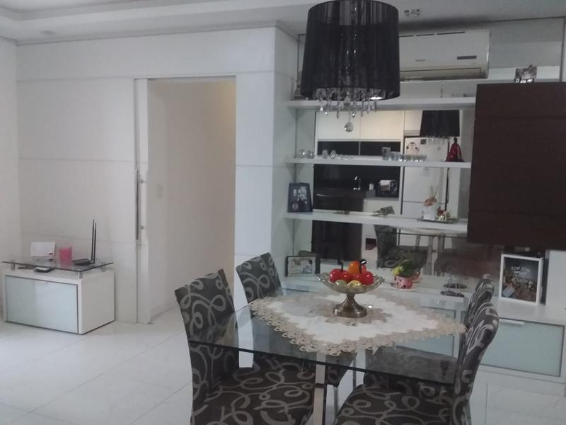 Apartamento de 3 dormitórios ( suíte), sacada e 2 garagens no bairro Floresta.