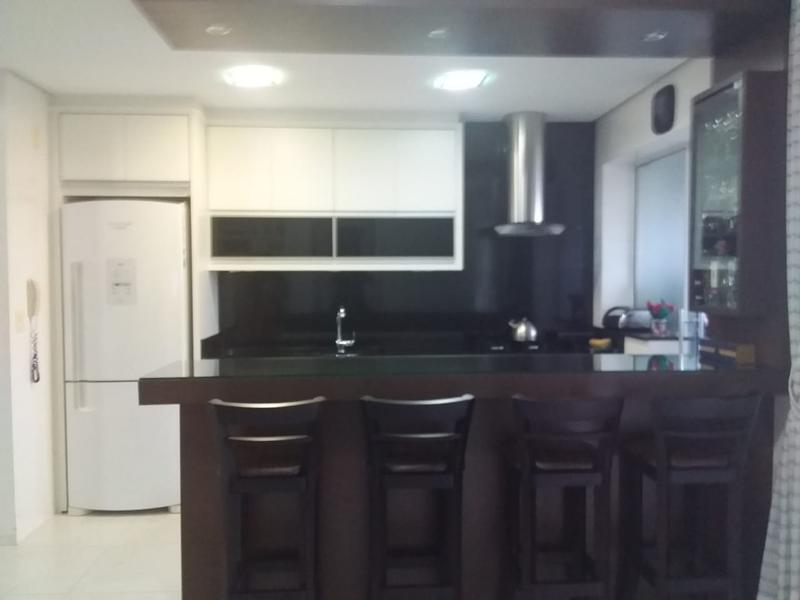 Apartamento de 3 dormitórios ( suíte), sacada e 2 garagens no bairro Floresta.