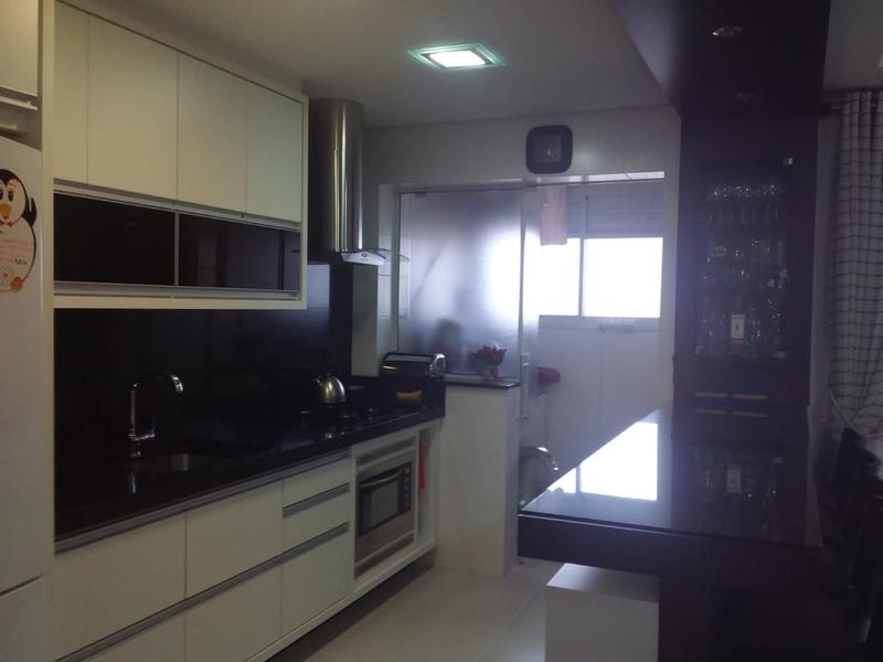 Apartamento de 3 dormitórios ( suíte), sacada e 2 garagens no bairro Floresta.