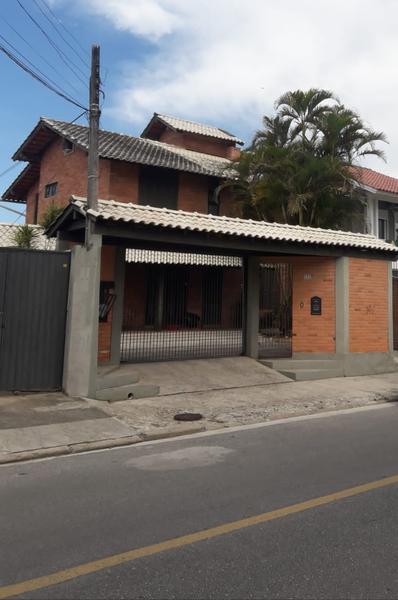 Casa de 2 pavimentos com  3 dormitórios no Bairro santa Mônica.