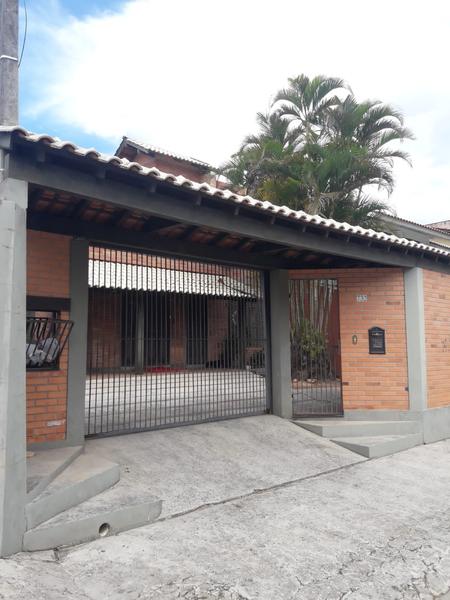 Casa de 2 pavimentos com  3 dormitórios no Bairro santa Mônica.