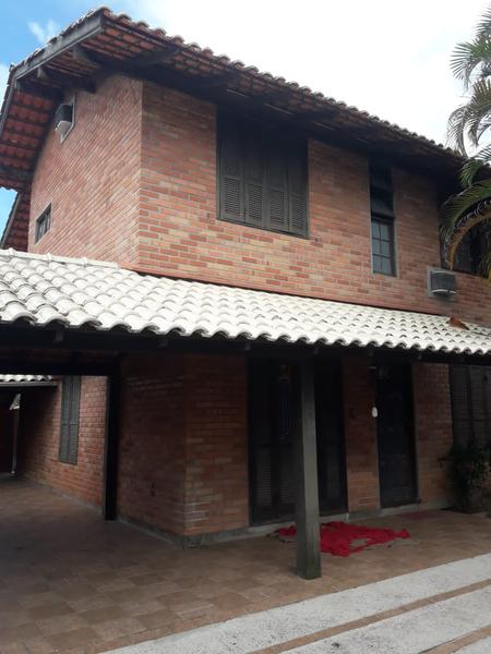 Casa de 2 pavimentos com  3 dormitórios no Bairro santa Mônica.