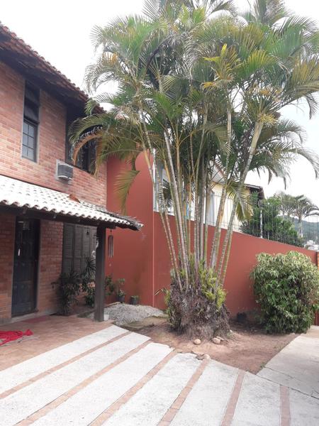 Casa de 2 pavimentos com  3 dormitórios no Bairro santa Mônica.
