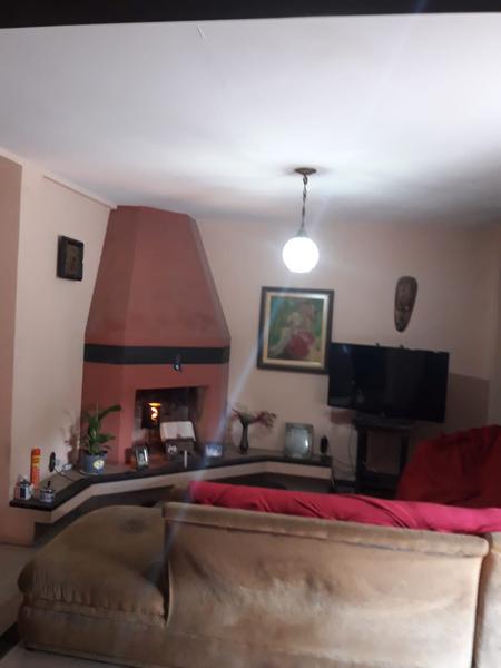 Casa de 2 pavimentos com  3 dormitórios no Bairro santa Mônica.