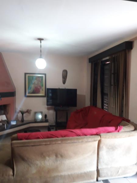 Casa de 2 pavimentos com  3 dormitórios no Bairro santa Mônica.