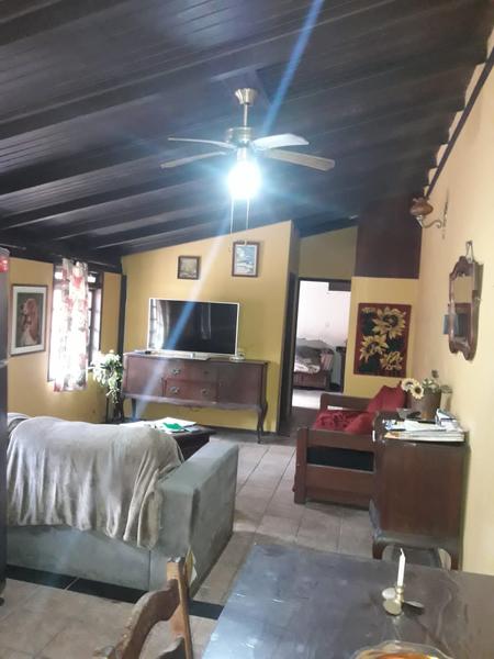 Casa de 2 pavimentos com  3 dormitórios no Bairro santa Mônica.