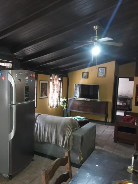 Casa de 2 pavimentos com  3 dormitórios no Bairro santa Mônica.