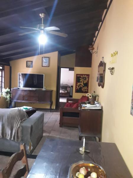 Casa de 2 pavimentos com  3 dormitórios no Bairro santa Mônica.