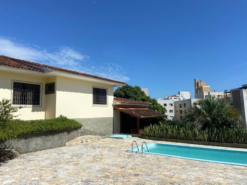 Casa com 4 dormitórios, sendo 2 suítes e 3 garagens no Itaguaçú.