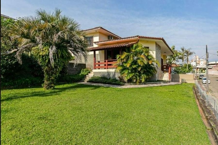 Casa com 4 dormitórios, sendo 2 suítes e 3 garagens no Itaguaçú.