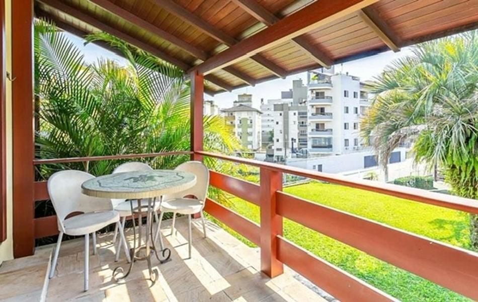 Casa com 4 dormitórios, sendo 2 suítes e 3 garagens no Itaguaçú.