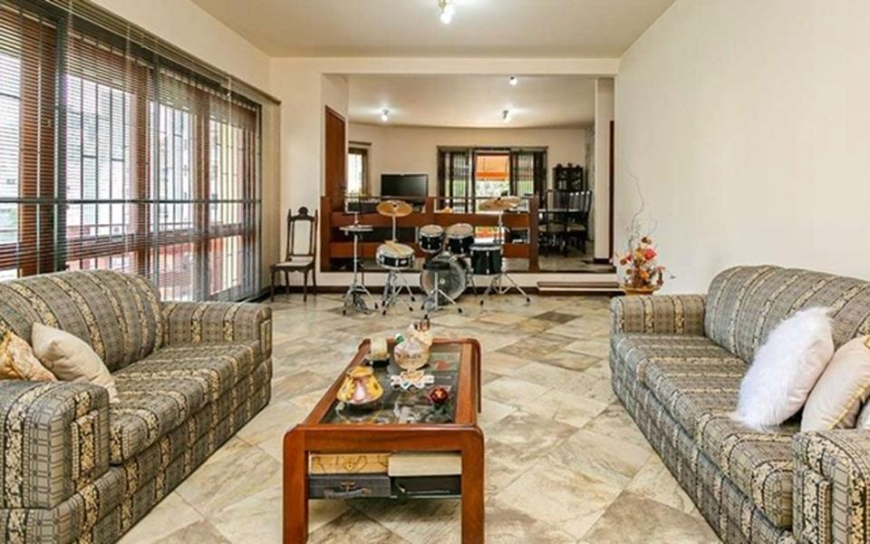 Casa com 4 dormitórios, sendo 2 suítes e 3 garagens no Itaguaçú.
