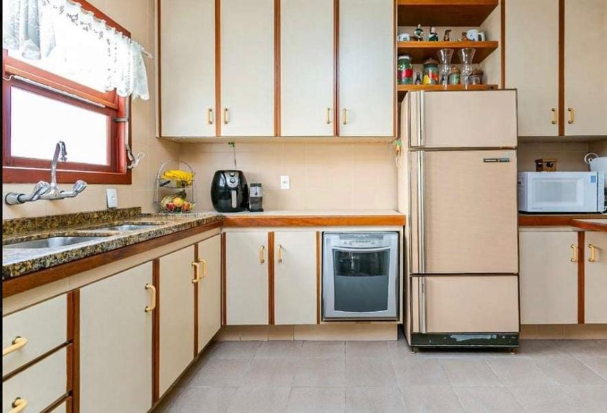 Casa com 4 dormitórios, sendo 2 suítes e 3 garagens no Itaguaçú.
