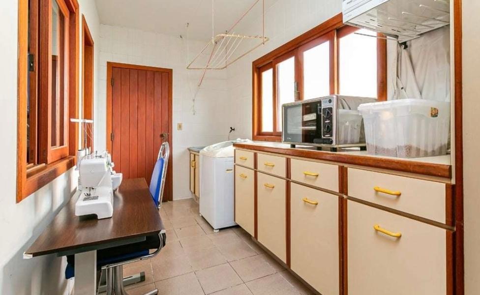 Casa com 4 dormitórios, sendo 2 suítes e 3 garagens no Itaguaçú.